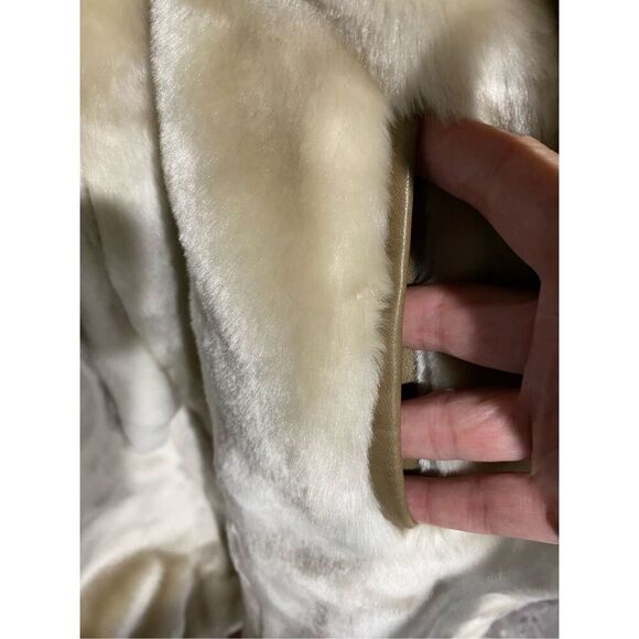 XL, Danier tan leather barn/chore coat with faux shearling interior. - Picture 8 of 16